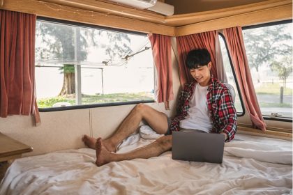 Viajar por España - Alquiler de autocaravanas - Series y películas que no pueden faltar para tu viaje en tu autocaravana